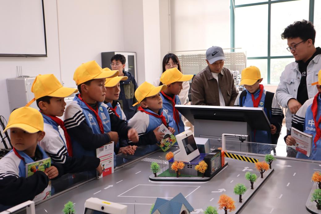 东乡县马场小学在红柳创客梦工厂开展研学活动